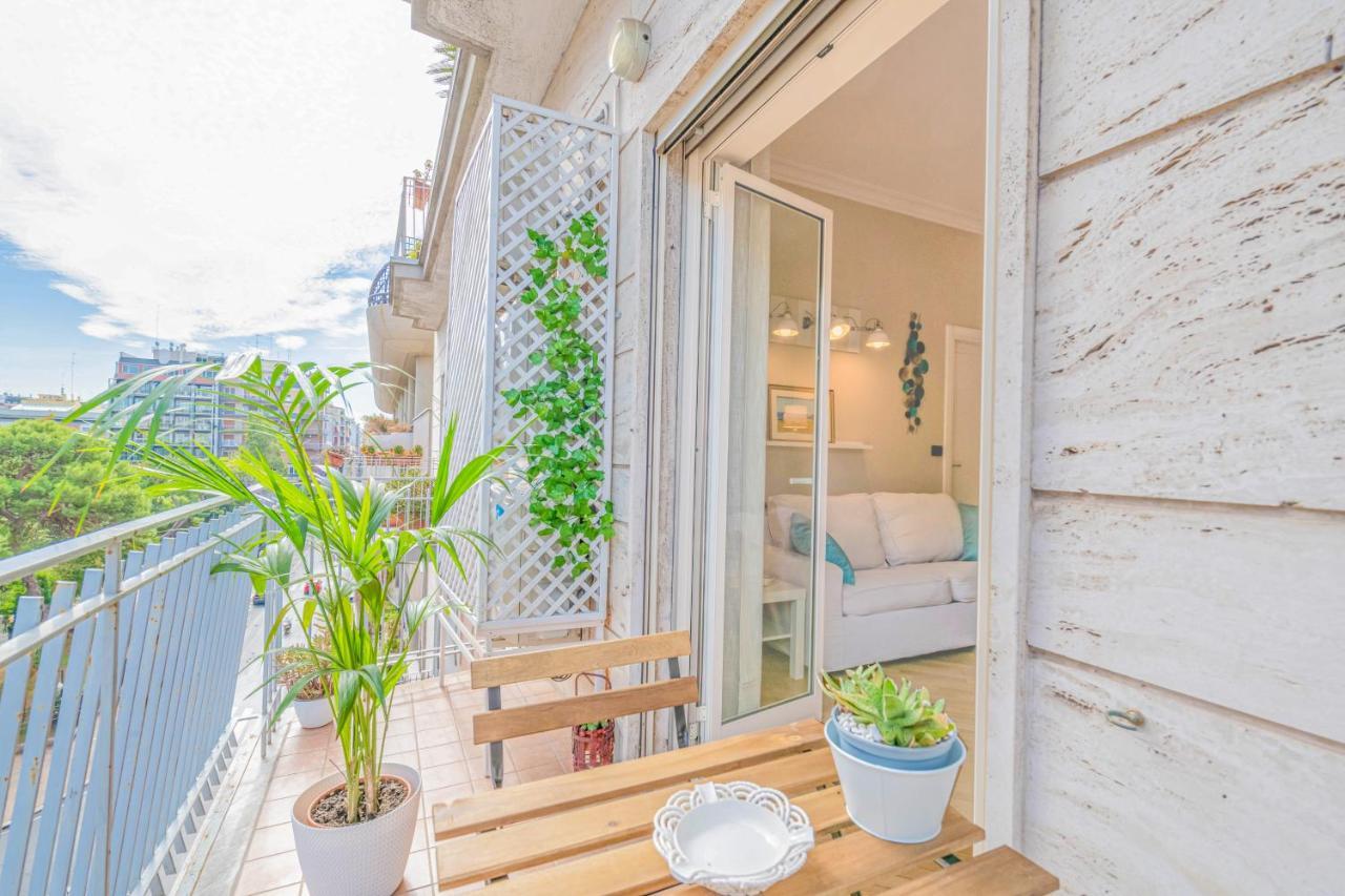 Modern Apartment To Relax In The City Center Bari Exterior photo