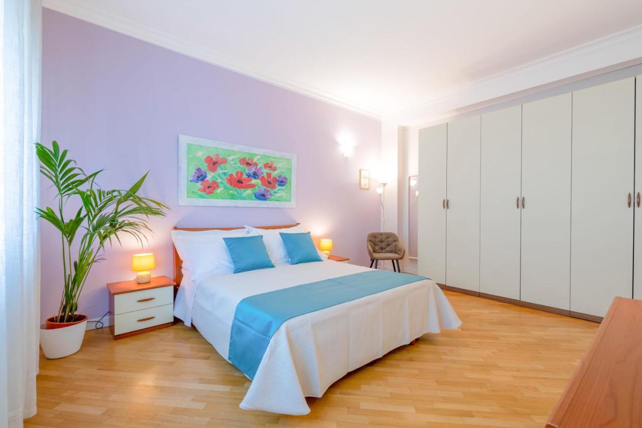 Modern Apartment To Relax In The City Center Bari Exterior photo