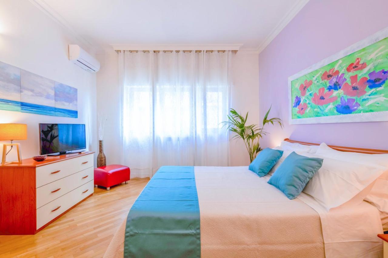 Modern Apartment To Relax In The City Center Bari Exterior photo